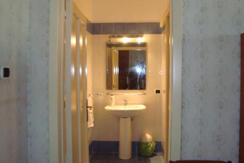阿拉代奥B&B Li Culuri的一间带水槽和镜子的浴室