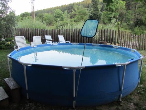 科泰尔Хотелски комплекс "ЕЛПИДА''的庭院里带椅子的大型蓝色浴缸