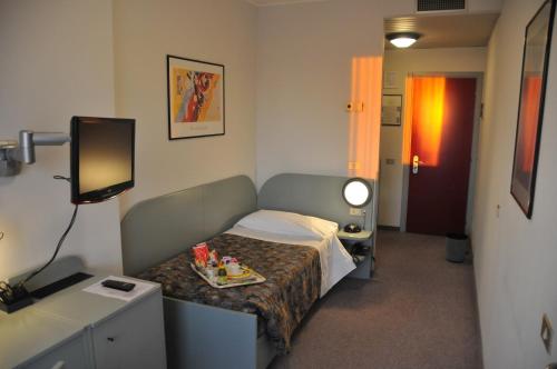 特雷维索艾克佛尔酒店的一间酒店客房,配有一张带托盘的床