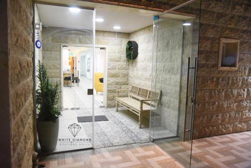 迈季代勒舍姆斯White Diamond的大堂设有玻璃淋浴间和长凳