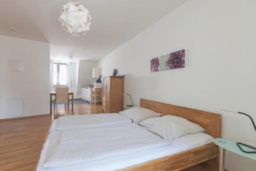 弗莱堡Altstadtloft am Martinstor的一间卧室配有白色床单