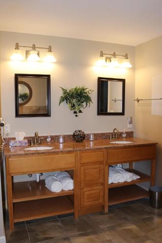 鸽子谷River Crossing Resort的浴室设有2个水槽和2面镜子