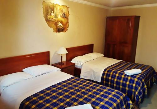 昆卡Posada Todos Santos的酒店客房 - 带两张床