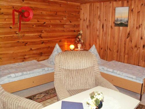EldenaFerienwohnung und Bungalow Haegema的小木屋内的房间,配有两把椅子和一张床
