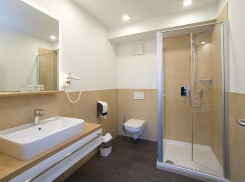 赖讷Landhotel Hopster的一间带水槽、淋浴和卫生间的浴室