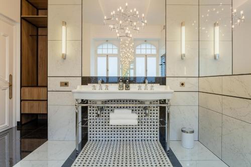 梅斯Villa Camoufle的一间带水槽和吊灯的浴室
