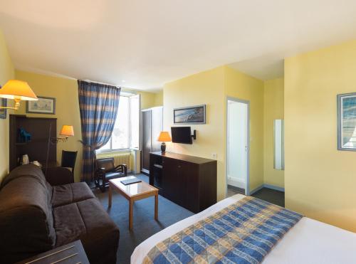 贝诺代阿莫里凯酒店的酒店客房,配有床和沙发