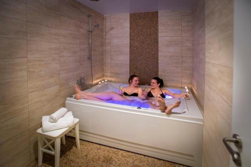 Pirkenhammer绿色天堂健康酒店的两个女人坐在浴缸里