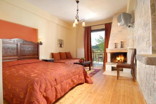 埃拉蒂特里卡隆米克里阿托斯酒店的一间卧室配有一张床和一个壁炉
