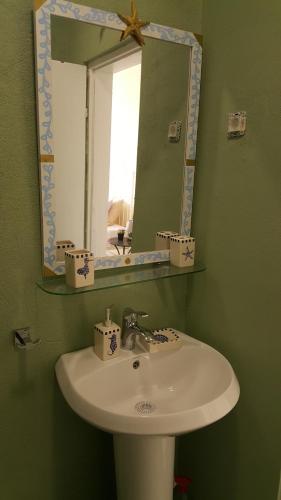 布德瓦灯塔公寓的浴室配有盥洗盆、镜子和盥洗盆