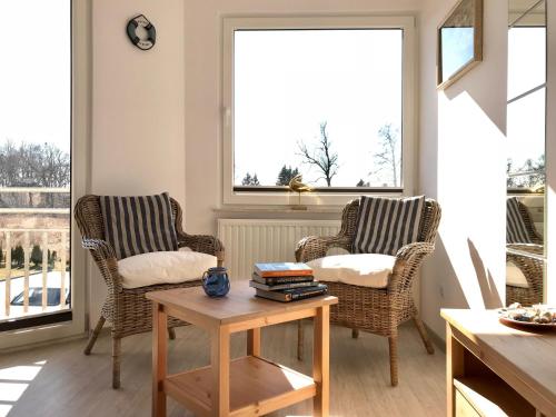 达洛科Apartament dwupokojowy Blue Sea的客厅配有两把椅子和一张桌子