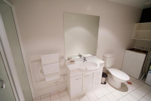 惠灵顿威利斯村酒店的白色的浴室设有卫生间和水槽。