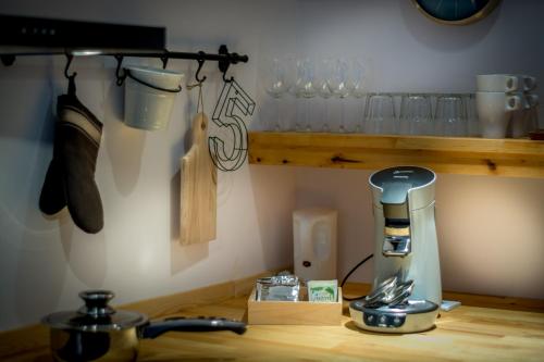 法尔肯堡Guesthouse 115的架子上的厨房台,上面有榨汁机和玻璃杯