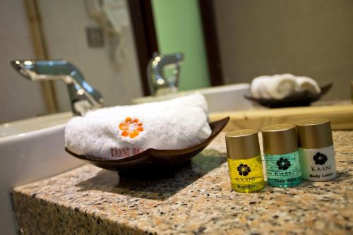 马富施卡尼海滩酒店的浴室柜台提供2瓶肥皂和毛巾