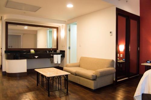 瓜达拉哈拉历史中心假日套房酒店的客厅配有沙发和桌子