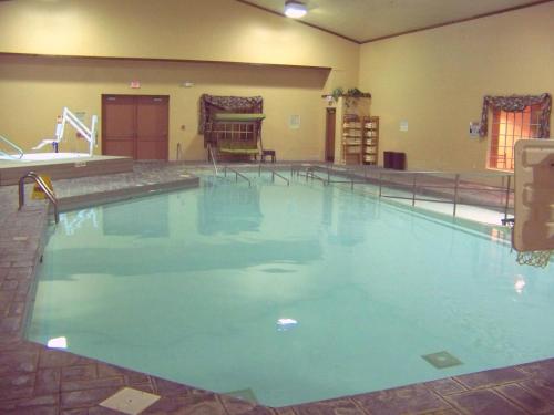 麦迪逊Clifty Inn的大楼内一个蓝色的大型游泳池