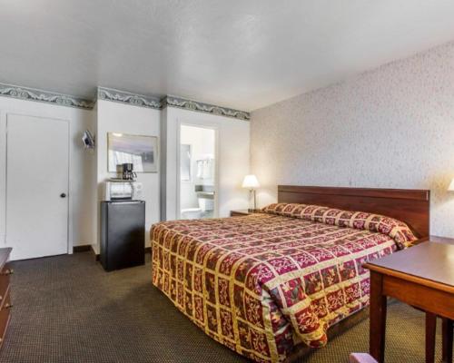 蒙特雷蒙特雷会展中心酒店 的酒店客房设有一张大床和一张桌子。
