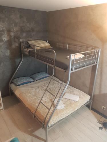 莱克朗兰比塞特尔巴黎梅布雷普罗赫一室公寓的小型客房配有双层床,提供双层床。