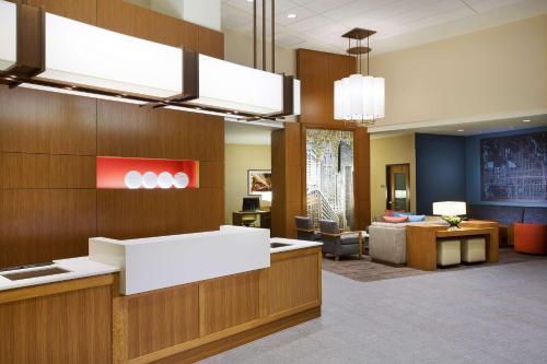 贝德福德公园芝加哥中途机场凯悦嘉轩酒店的办公大厅,设有前台和候机室