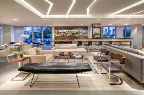 迈阿密海滩迈阿密南海滩凯悦中心酒店的带沙发的客厅和酒吧