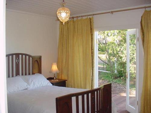RhyllCaptain Lock's Cottage的一间卧室设有一张床和一个大窗户