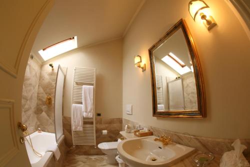 兰柯伊尔独家迪兰柯酒店的一间带水槽、卫生间和镜子的浴室