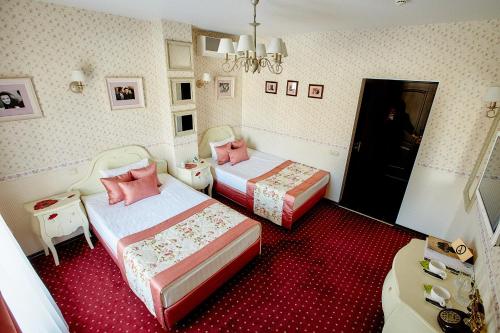 沃罗涅什奥哈拉酒店的红地毯间内的两张床