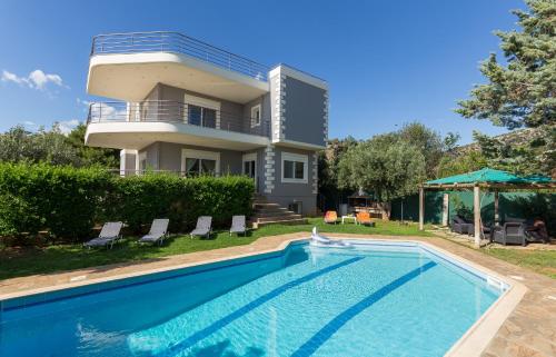 Villa with Pool close to the Airport, Vari 290m²内部或周边的泳池