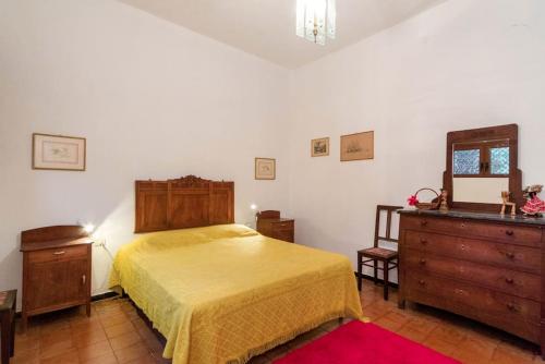 塞勒里古和希里多公寓的一间卧室配有一张床、梳妆台和镜子