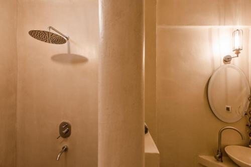 尼弗拉斯纳Rhapsody house的带淋浴、水槽和镜子的浴室