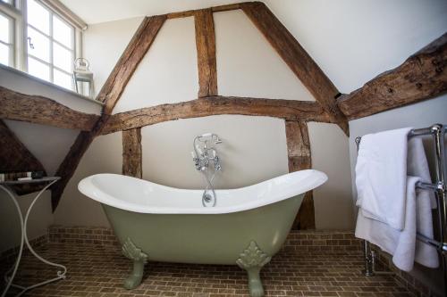 斯托昂泽沃尔德门廊之家宾馆的带浴缸的浴室和木梁