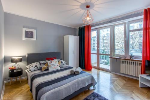 华沙ClickTheFlat Żurawia Street Apart Rooms的一间卧室设有一张床和一个大窗户