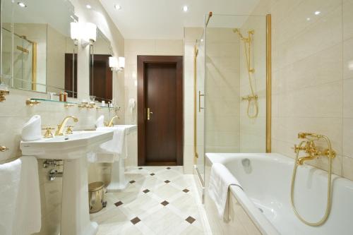 布拉迪斯拉发德文酒店的带浴缸、水槽和浴缸的浴室