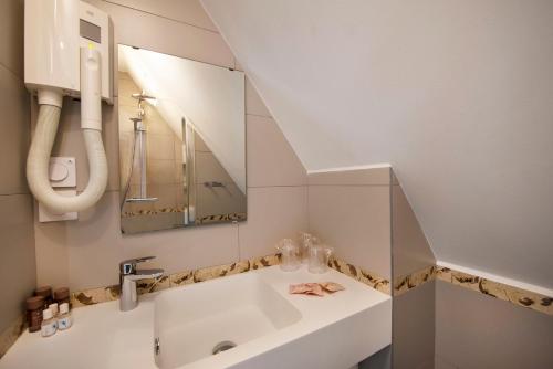 拉波勒Villa Bettina的一间带水槽和镜子的浴室