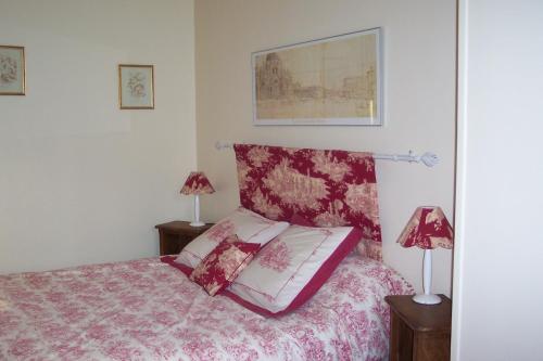 Chaumontel布维里尔庄园酒店的一间卧室配有一张粉红色的床和两盏灯