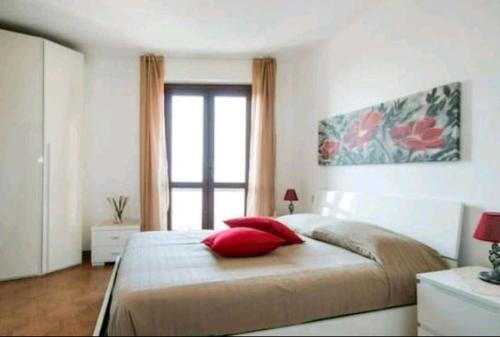 贝拉诺House Carla的一间卧室配有一张带红色枕头的大床