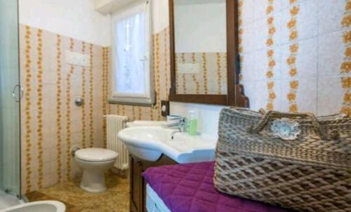 贝拉诺House Carla的一间带水槽、卫生间和镜子的浴室