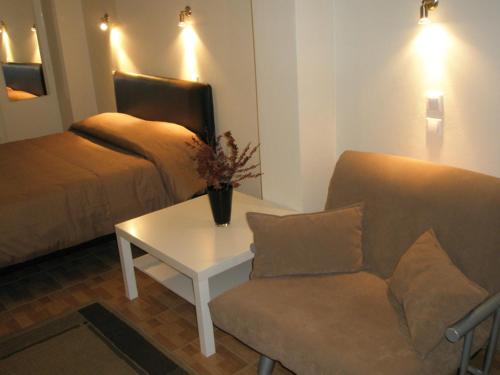 纳弗帕克托斯尼基酒店的客厅配有沙发和桌子
