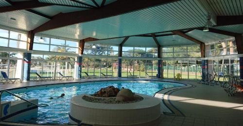 耶尔普兰布鲁俱乐部酒店的游泳池,有人躺在水里