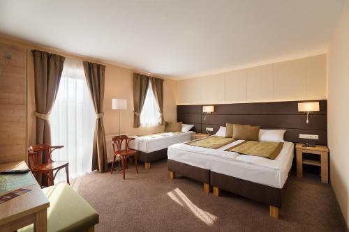 Hotel Honti Wellness és Konferencia Szálloda客房内的一张或多张床位