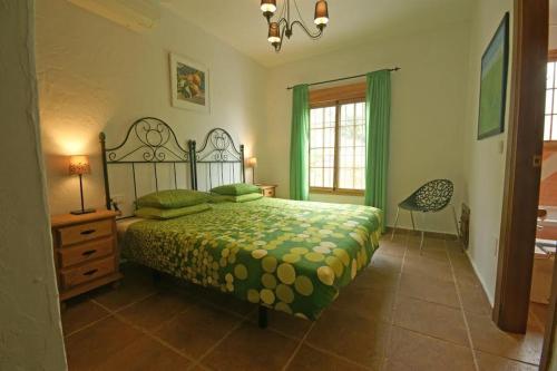 弗里希利亚纳Villa Godoy的卧室配有床、椅子和窗户。