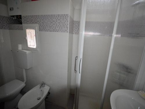 奥尔塔圣朱利奥Appartamento Orta centro的带淋浴、卫生间和盥洗盆的浴室