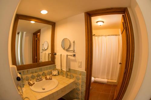 巴里奥斯港Amatique Bay Hotel的一间带水槽和镜子的浴室