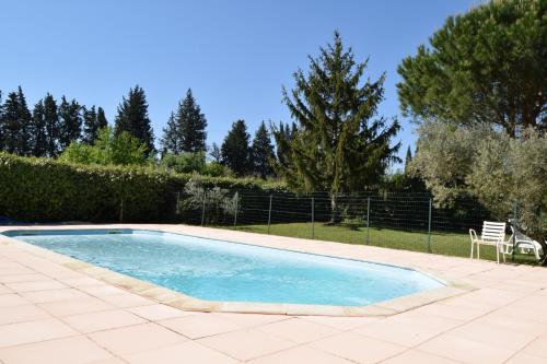 ACCENT IMMOBILIER - Maison Eygalières, piscine, 4/6 pers内部或周边的泳池