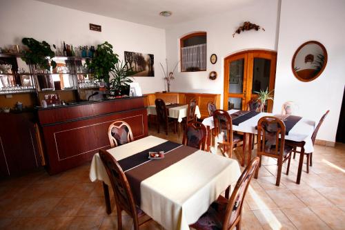 布达凯希科兹畔兹奥酒店的一间带桌椅的用餐室和一间厨房