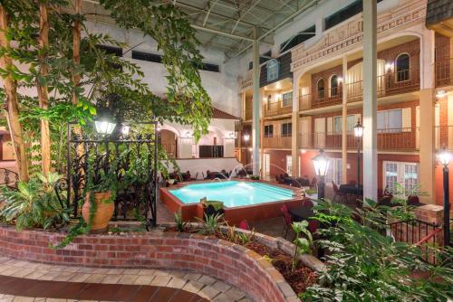 托皮卡托皮卡华美达会议中心酒店的植物群中的一个游泳池