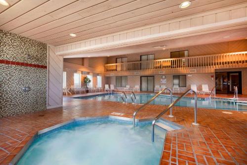 威斯康星戴尔华美达威斯康星戴勒斯酒店的一座位于酒店客房内的大型室内游泳池