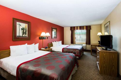 苏福尔斯华美达苏福尔斯酒店的酒店客房设有两张床和一台平面电视。