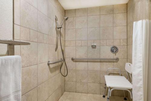Paintsville佩恩茨维尔华美达酒店的带淋浴的浴室和长凳