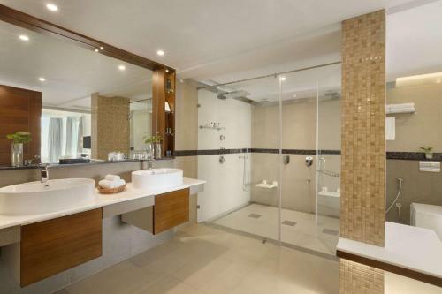 Ramada Resort by Wyndham Kochi的一间浴室